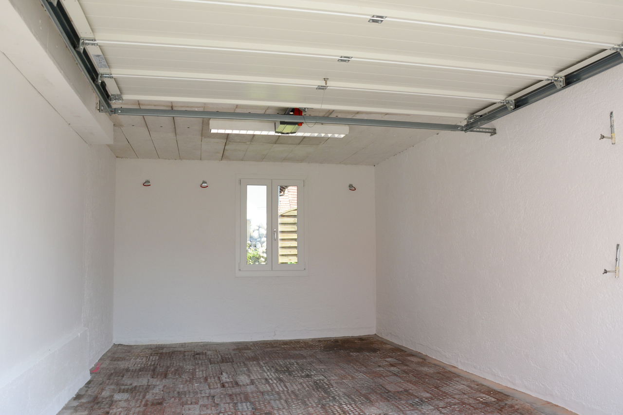 Garage mit offenem Deckensektionaltor
