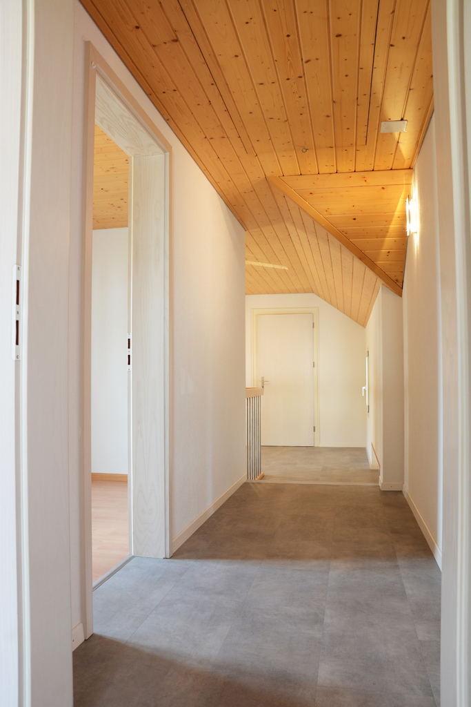 Heller Dachgeschoss-Flur mit Holzdecke