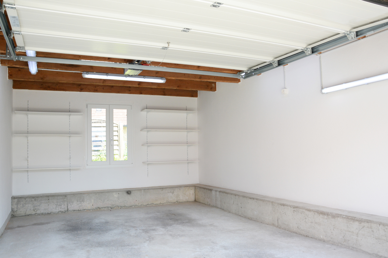 Innenraum einer leeren Garage mit Regalen