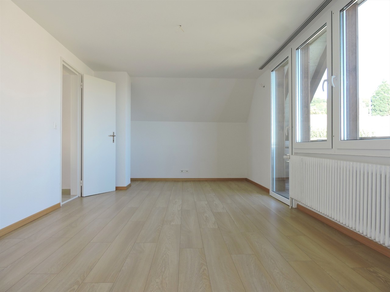 Leerer heller Raum mit Fensterfront