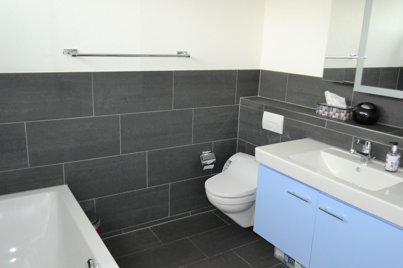 Modernes Badezimmer mit Badewanne, WC und Waschtisch