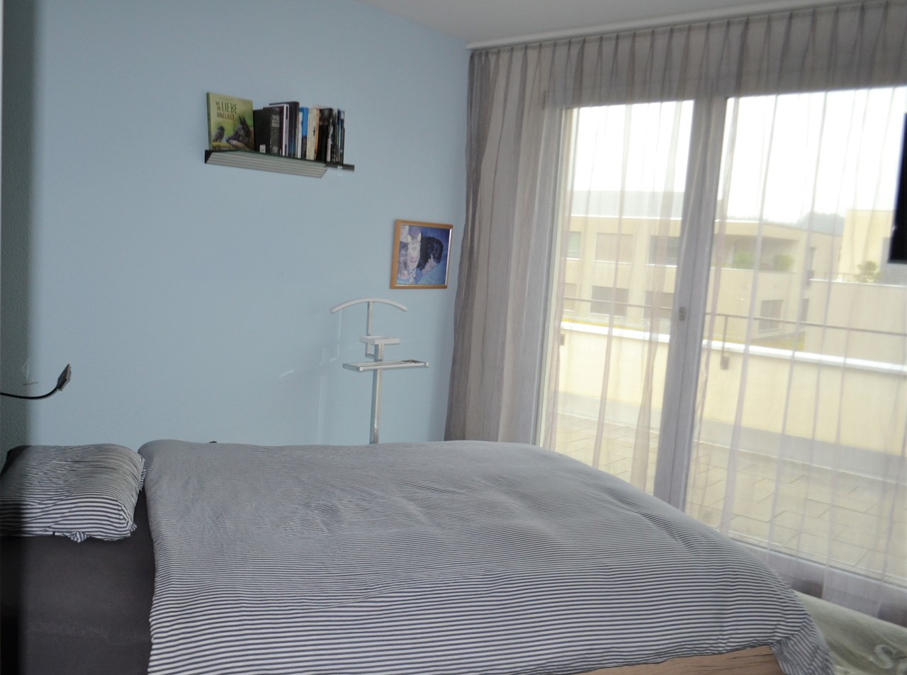 Schlafzimmer mit Balkon und Tageslicht