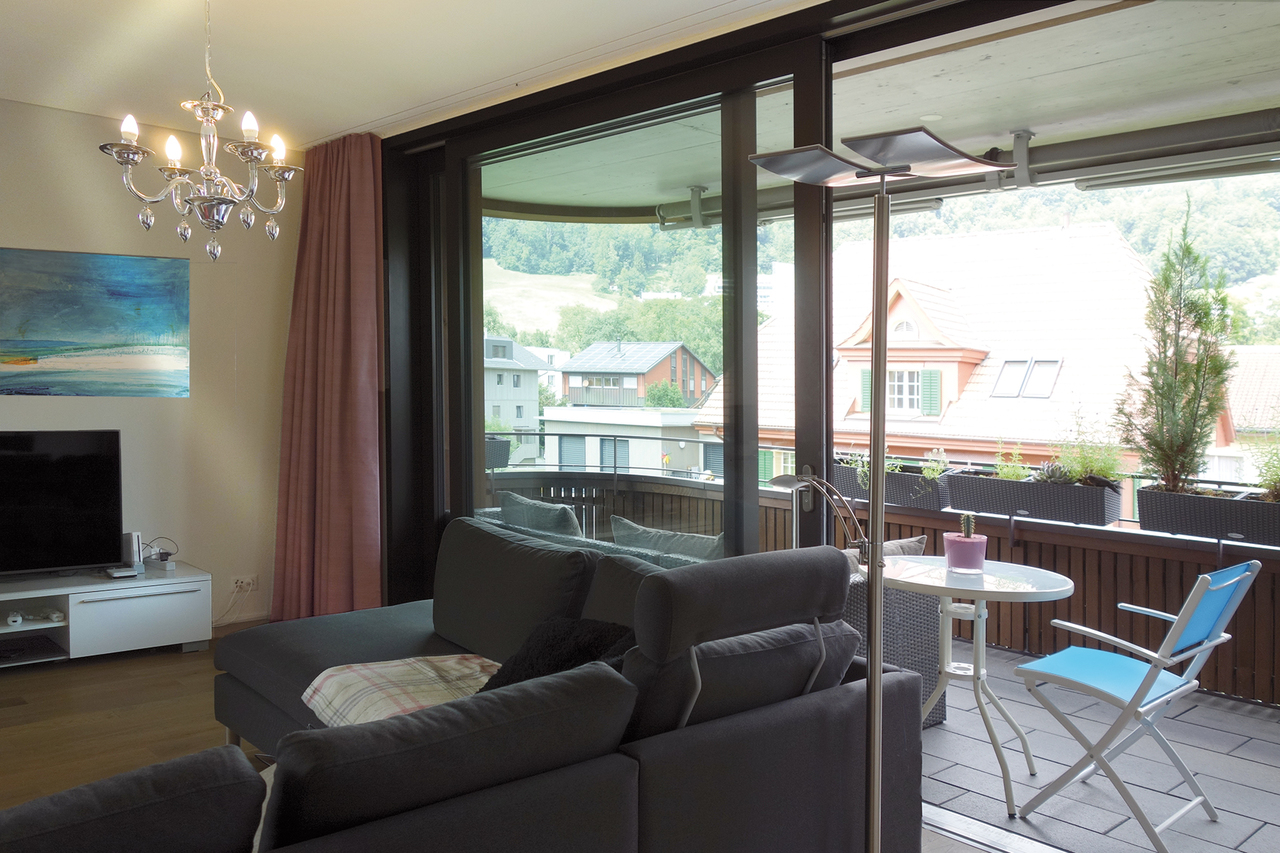 Wohnzimmer mit Balkon und Ausblick