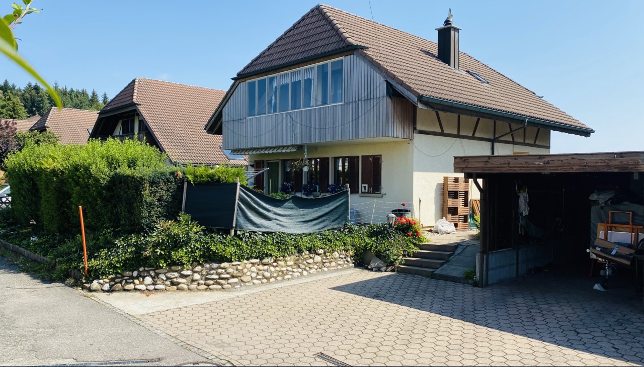 Einfamilienhaus mit Carport und Gartenhang