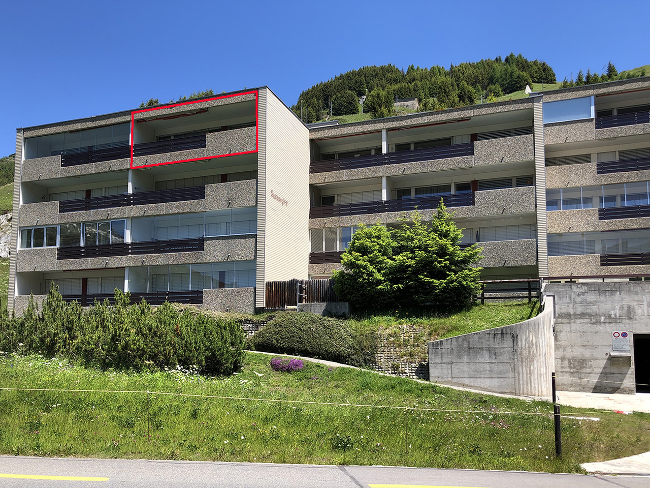 Mehrfamilienhaus in Hanglage