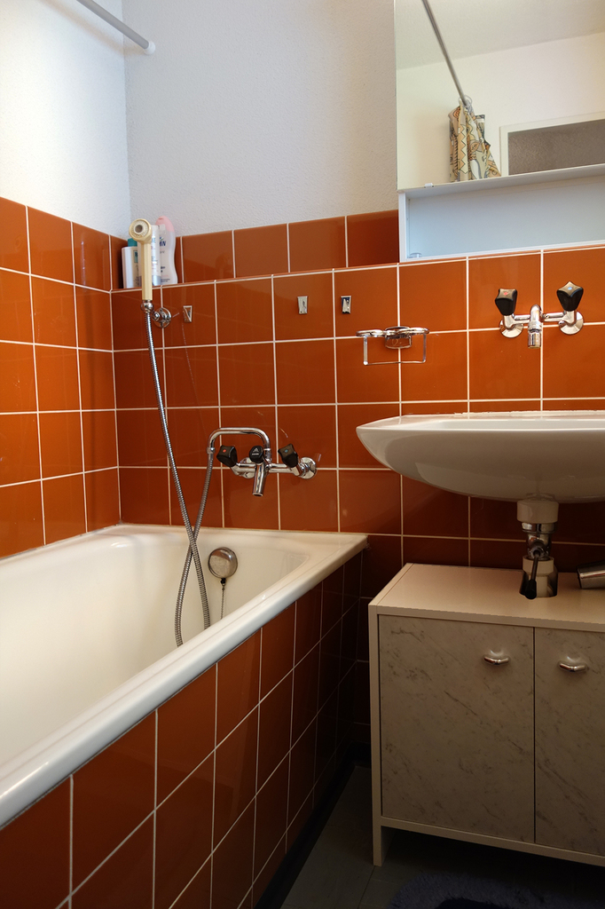 Kleines Bad mit Badewanne und Waschbecken