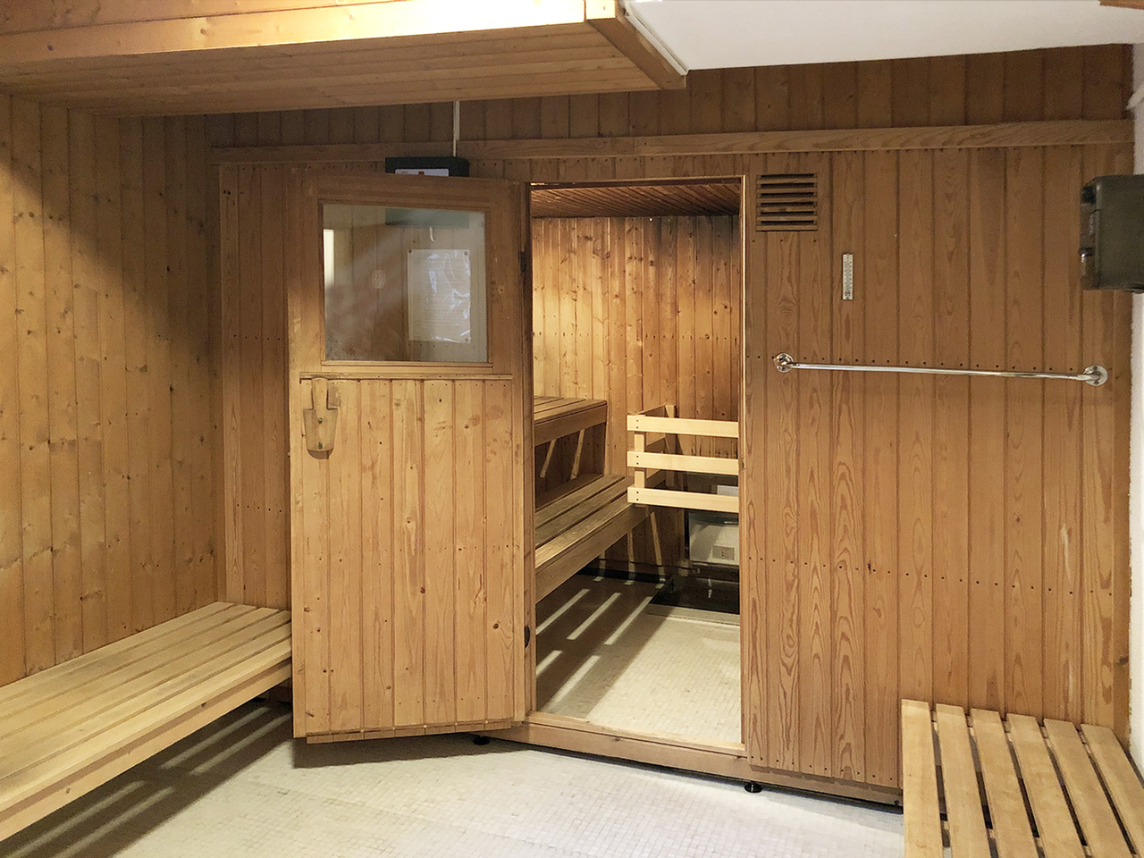 Holzsauna im Innenraum