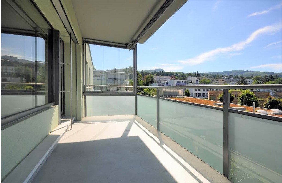 Heller Balkon mit Weitblick
