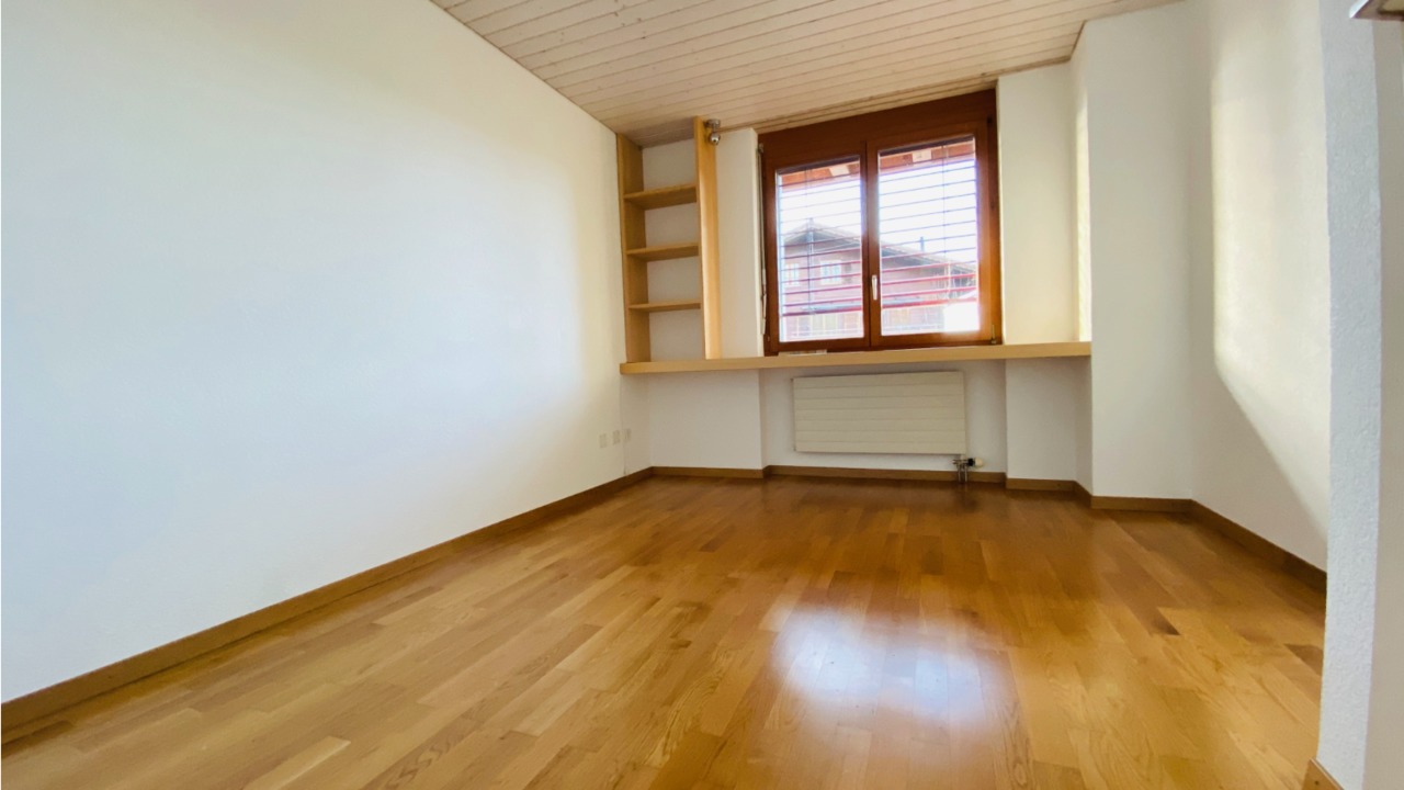 Leeres Zimmer mit Holzfußboden und Fensterbank