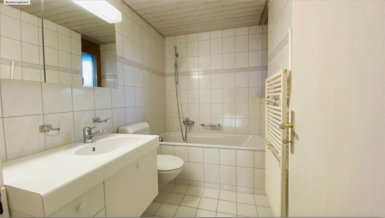 Badezimmer mit Badewanne und Waschbecken
