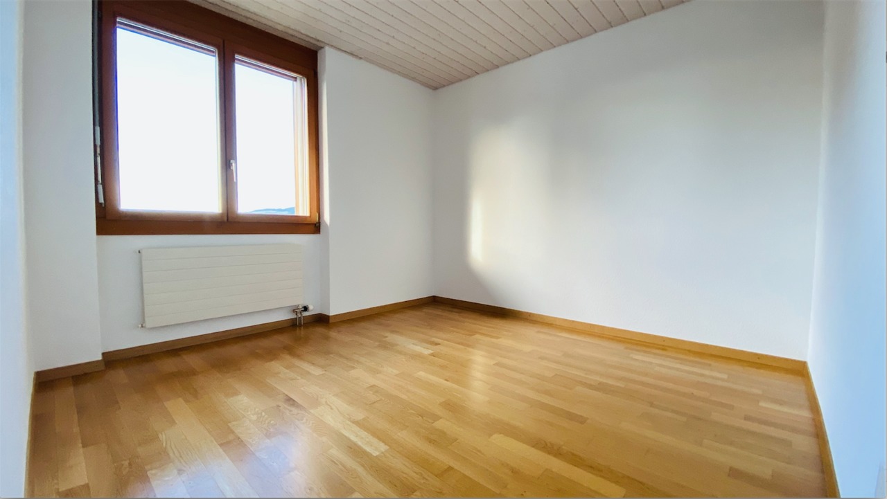 Helles, leeres Zimmer mit Holzfußboden