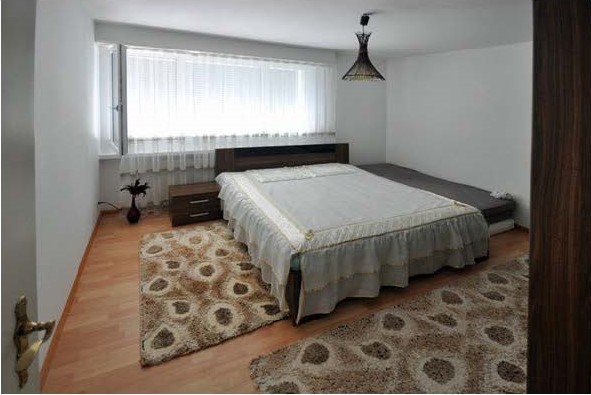 Schlafzimmer mit Doppelbett und Teppichläufern