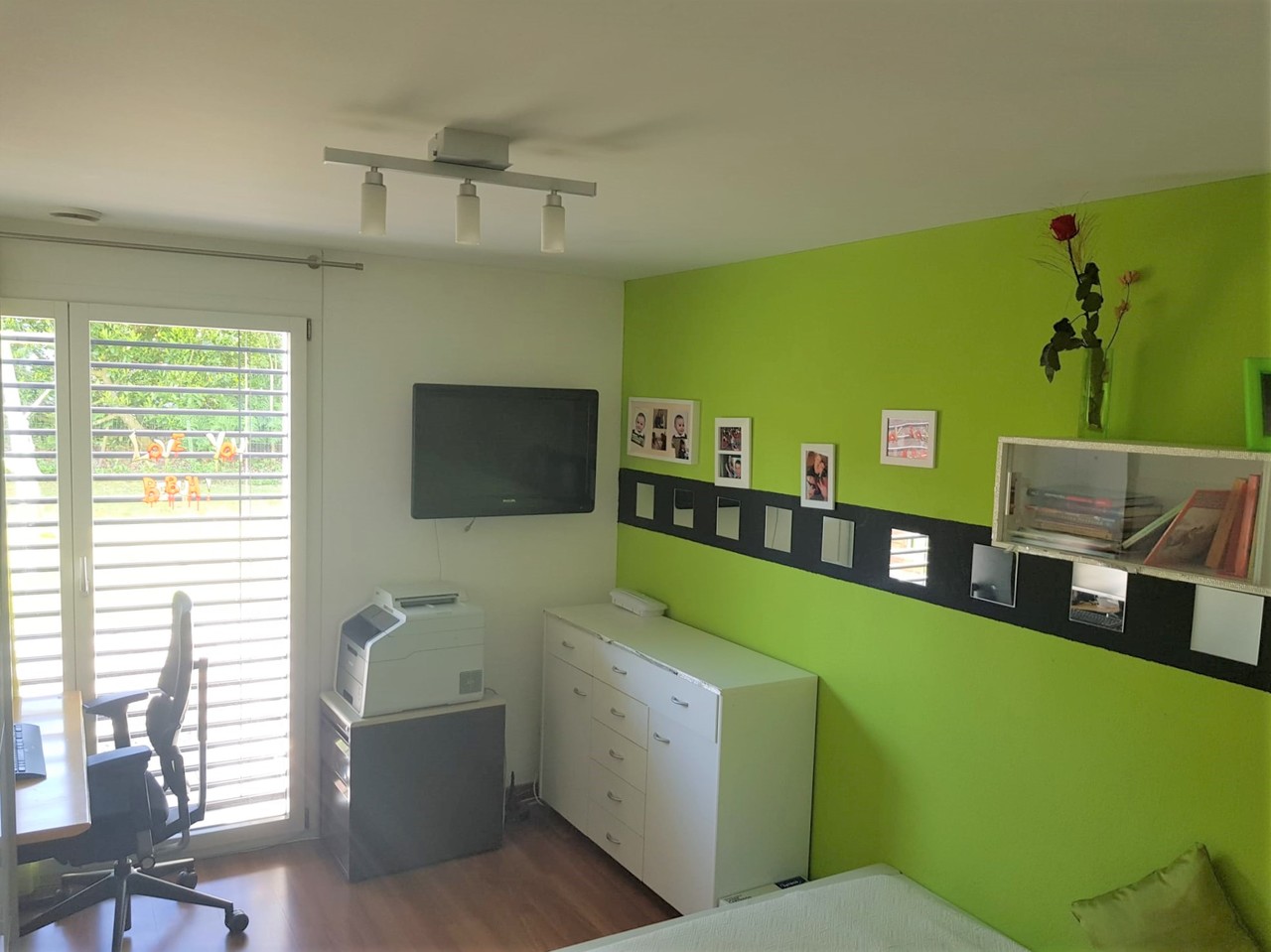Helles Homeoffice mit grüner Akzentwand