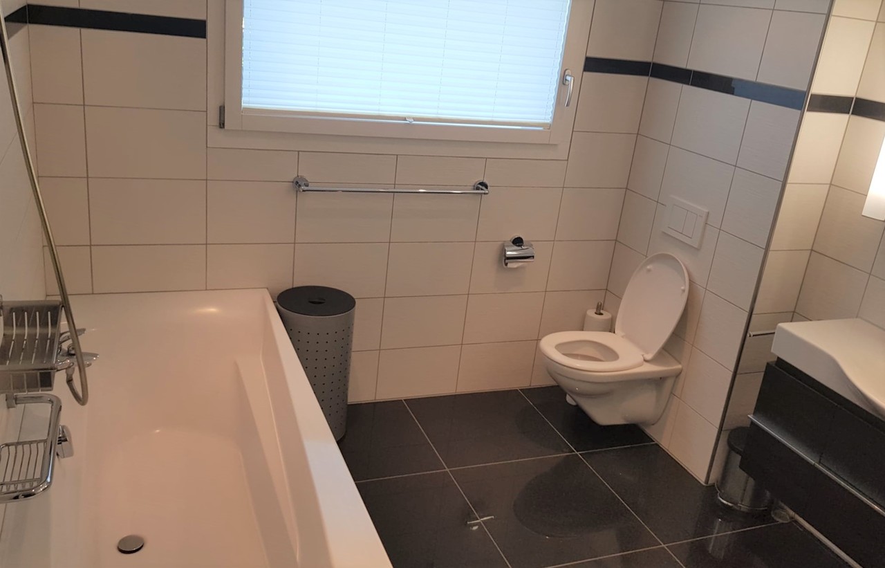 Modernes Badezimmer mit Badewanne und WC