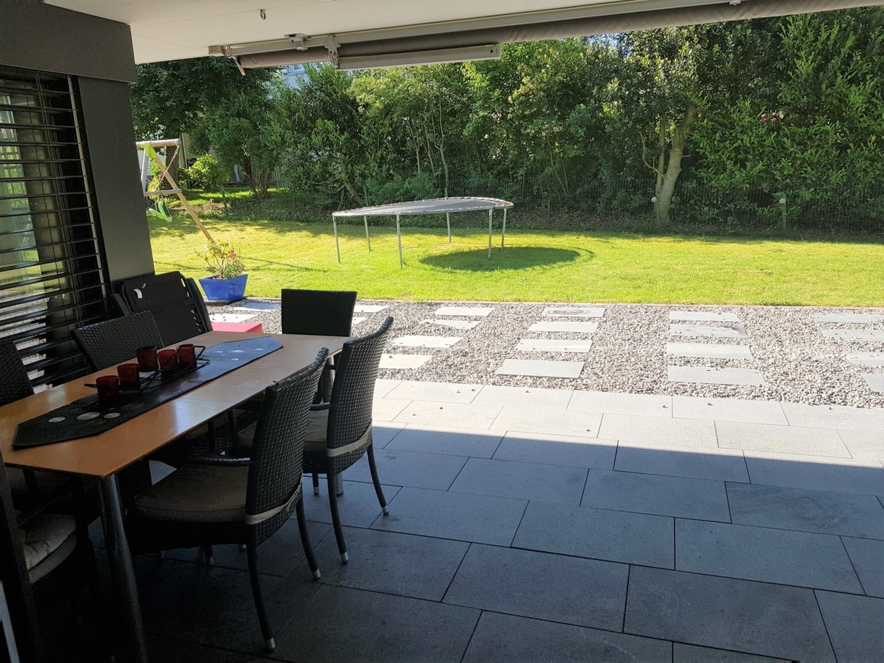 Überdachte Terrasse mit Gartenblick