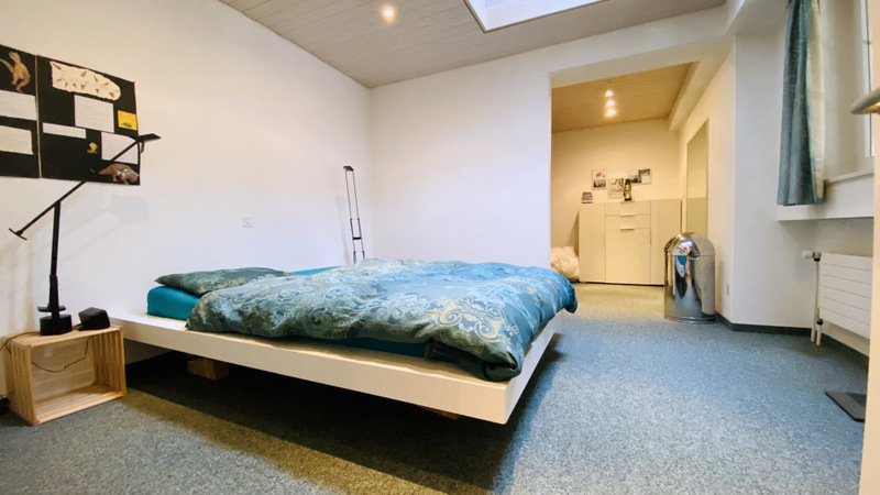 Schlafzimmer mit niedrigen Betten