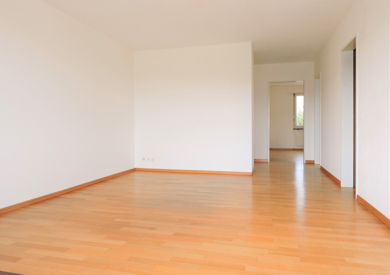 Leerer heller Wohnraum mit Parkett