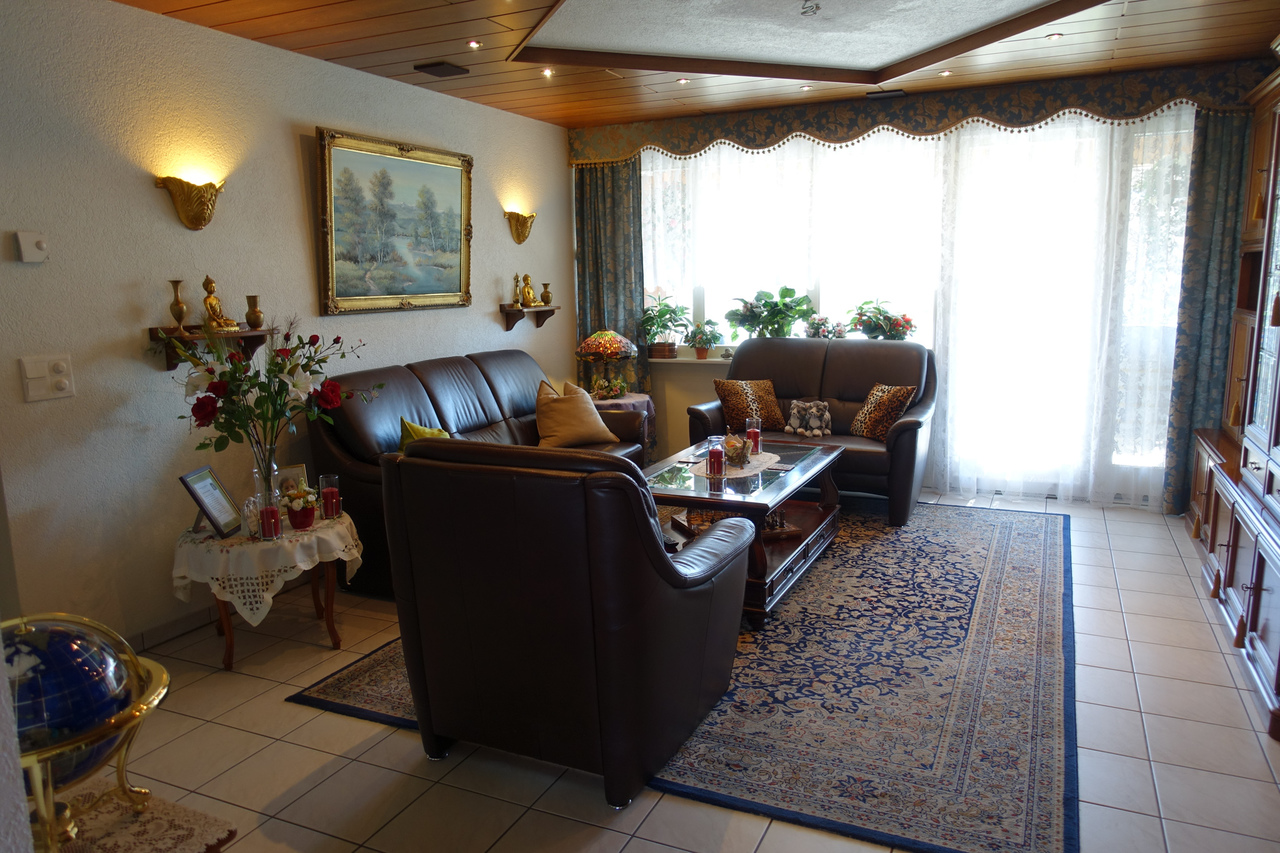 Gemütliches Wohnzimmer mit traditionellen Möbeln