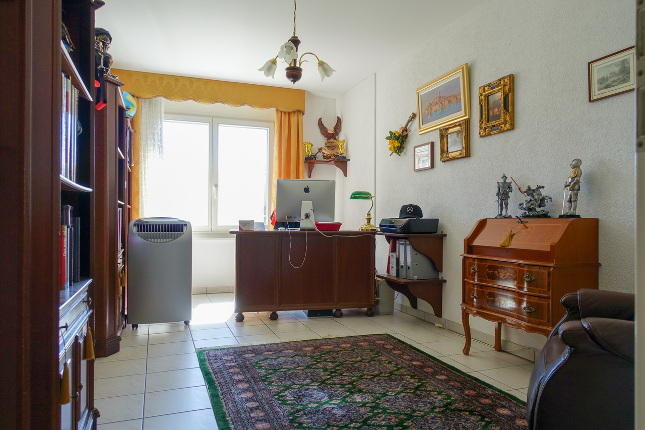 Arbeitszimmer mit klassischer Möblierung