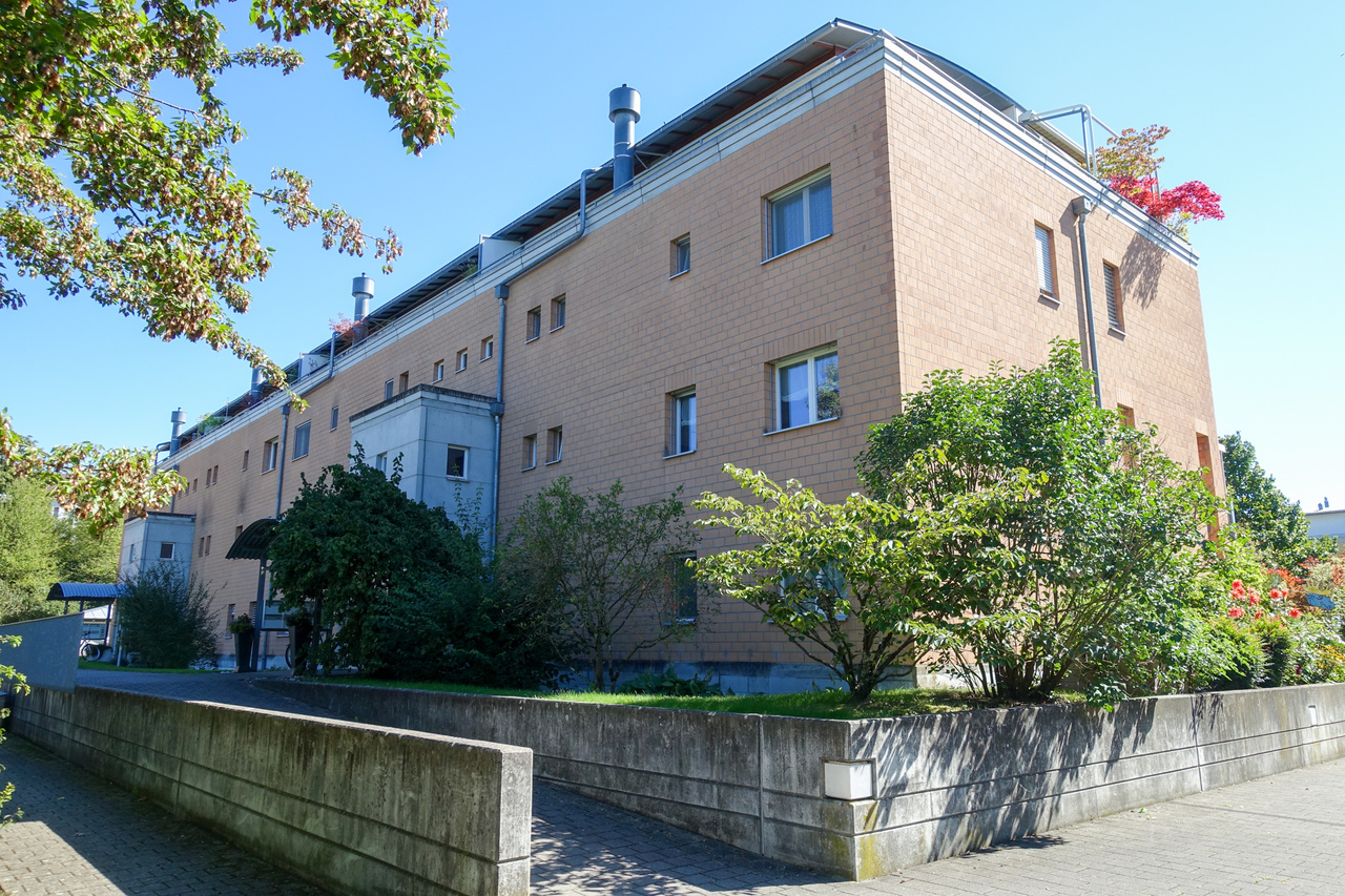 Mehrfamilienhaus mit begrüntem Umfeld