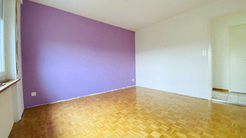 Leeres Zimmer mit violetter Akzentwand
