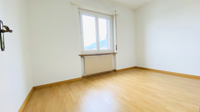 Heller leerer Raum mit Fenster