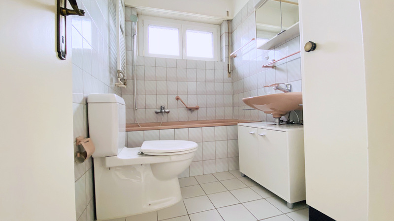 Badezimmer mit Wanne und WC