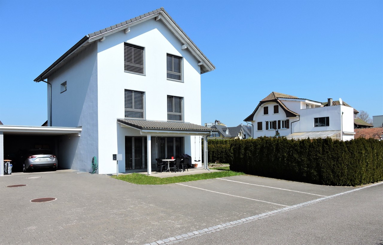 Modernes Einfamilienhaus mit Carport und Vorgarten