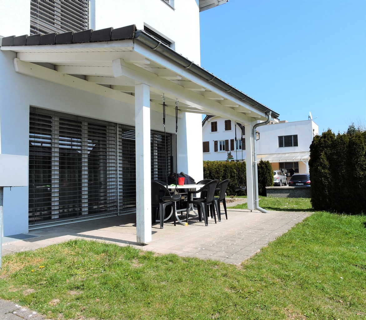 Terrasse am Haus mit Gartenmöbeln