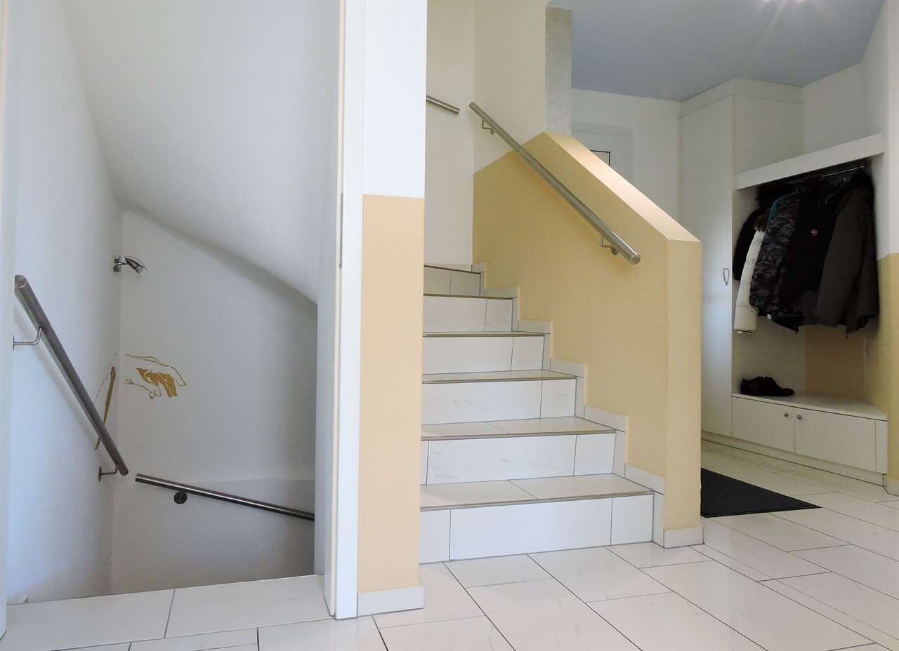 Heller Flur mit Treppe und Garderobennische