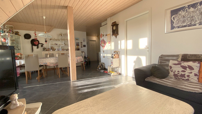 Offener Wohn- und Essbereich mit Sofa und Esstisch