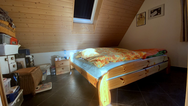 Dachgeschoss-Schlafzimmer mit Holzverkleidung