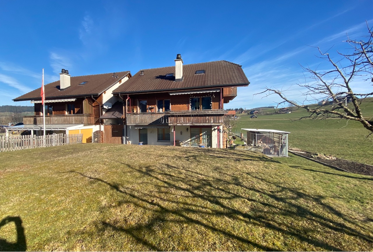 Ländliches Wohnhaus mit Balkon und Garten