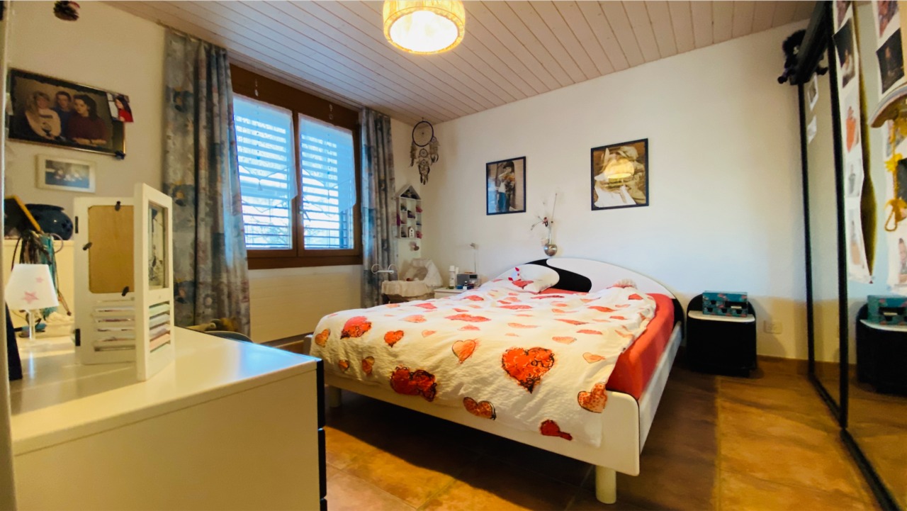 Gemütliches Schlafzimmer mit Bett und Fenster
