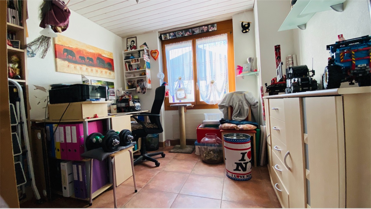 Kinder-/Arbeitszimmer mit vielen Regalen und Spiel-/Modellfahrzeugen