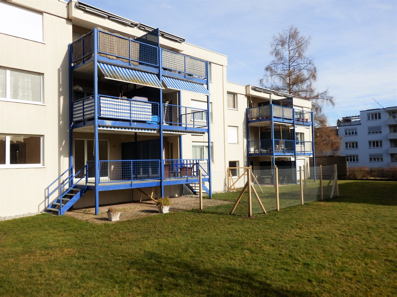 Mehrfamilienhaus mit Balkonen und Grünanlage