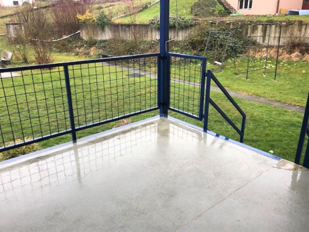 Überdachter Balkon mit Gartenblick