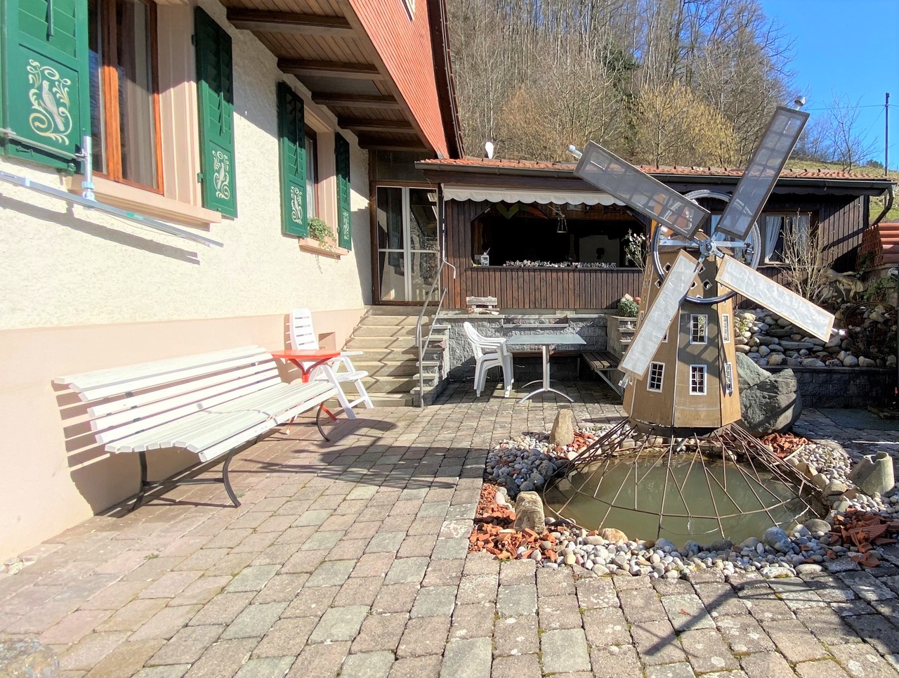 Außenbereich mit dekorativer Windmühle
