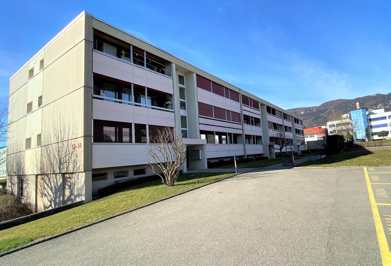 Mehrfamilienhaus mit Außenanlage