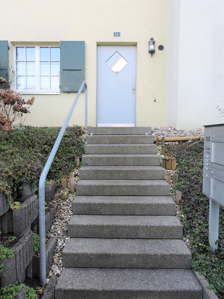 Hauseingang mit Treppe und Haustür