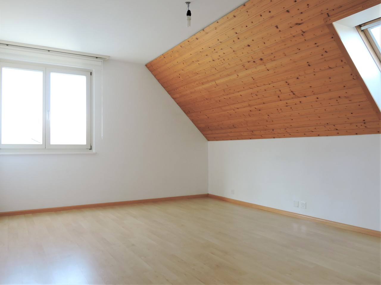 Heller leerer Dachraum