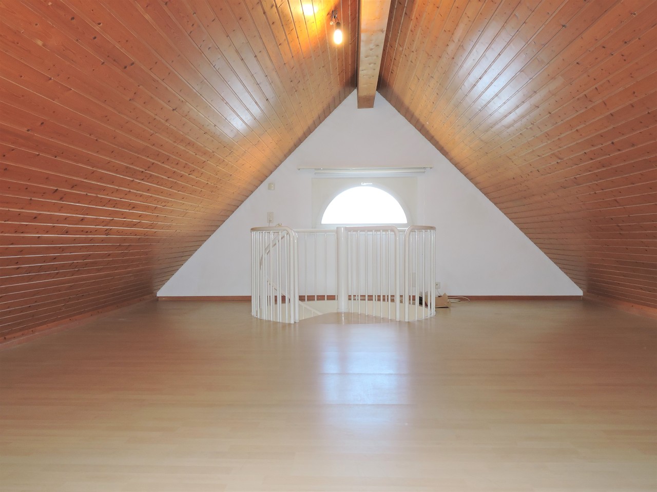 Dachgeschoss mit Holzvertäfelung