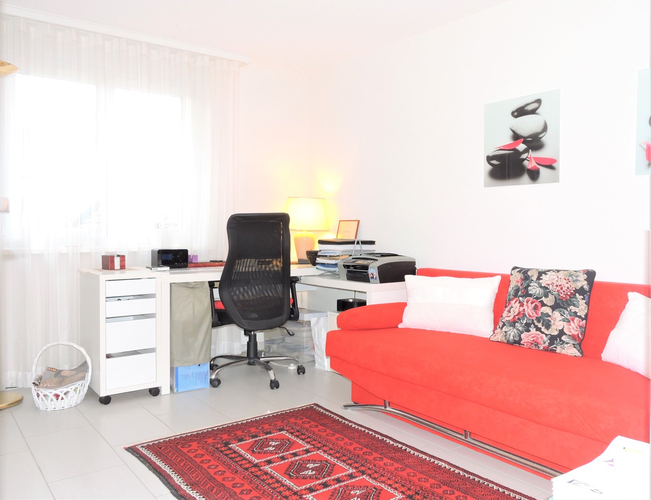Helles Wohn- und Arbeitszimmer