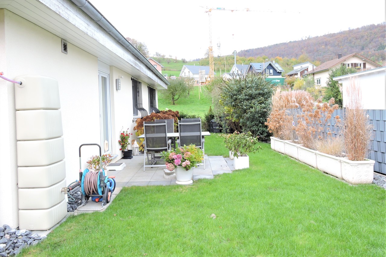 Garten mit Terrasse und Wohnhaus