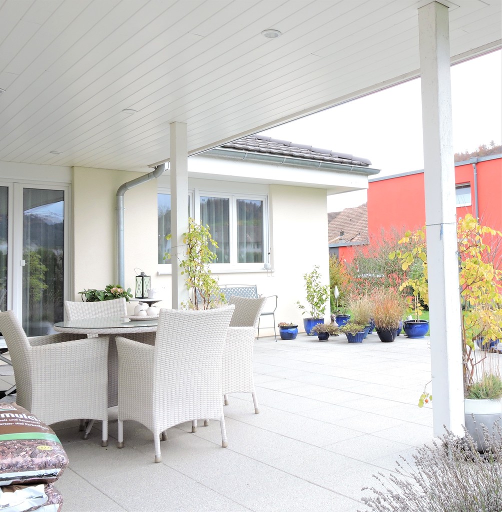 Überdachte Terrasse mit Sitzgruppe