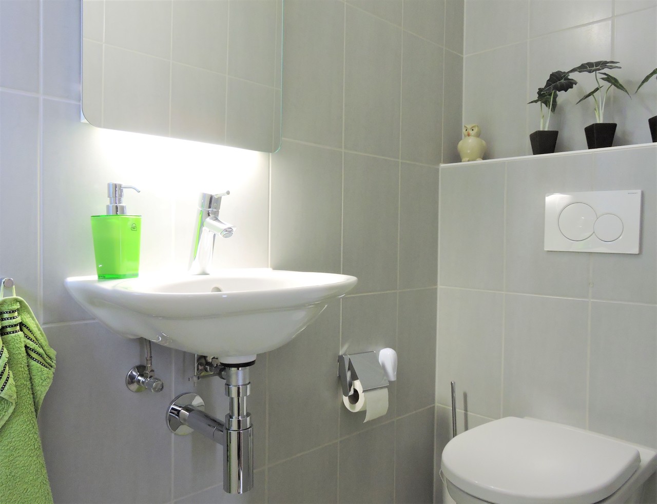 Modernes Gäste-WC mit Wandwaschbecken und Wandspülung