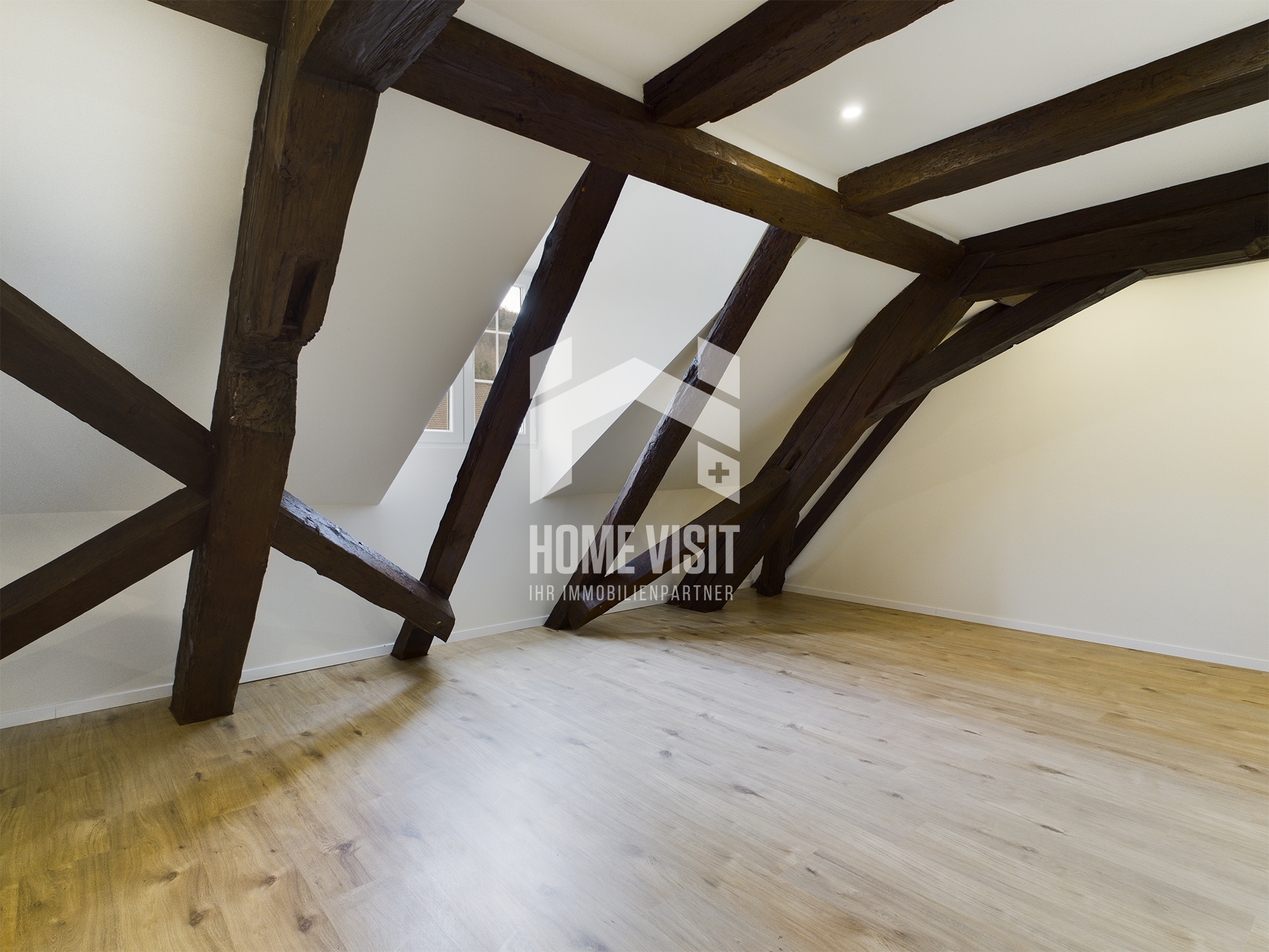 Ausgebauter Dachraum mit sichtbaren Holzbalken