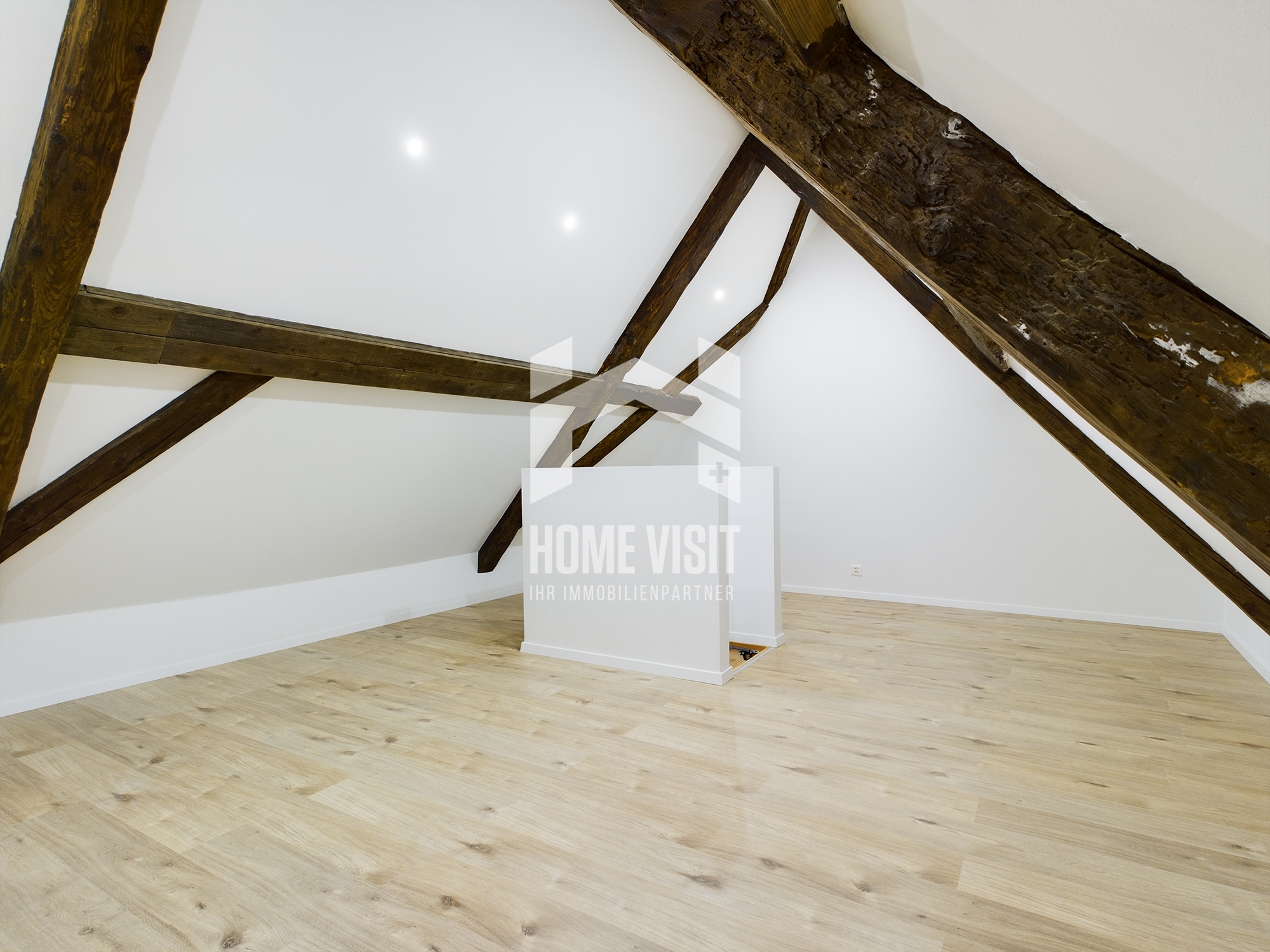 Ausgebauter Dachraum mit sichtbaren Holzbalken