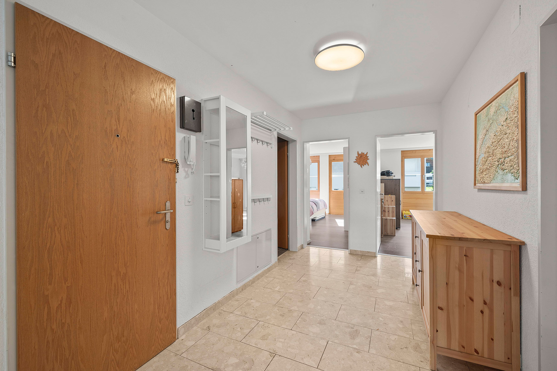 Heller Eingangsbereich mit Blick in mehrere Zimmer