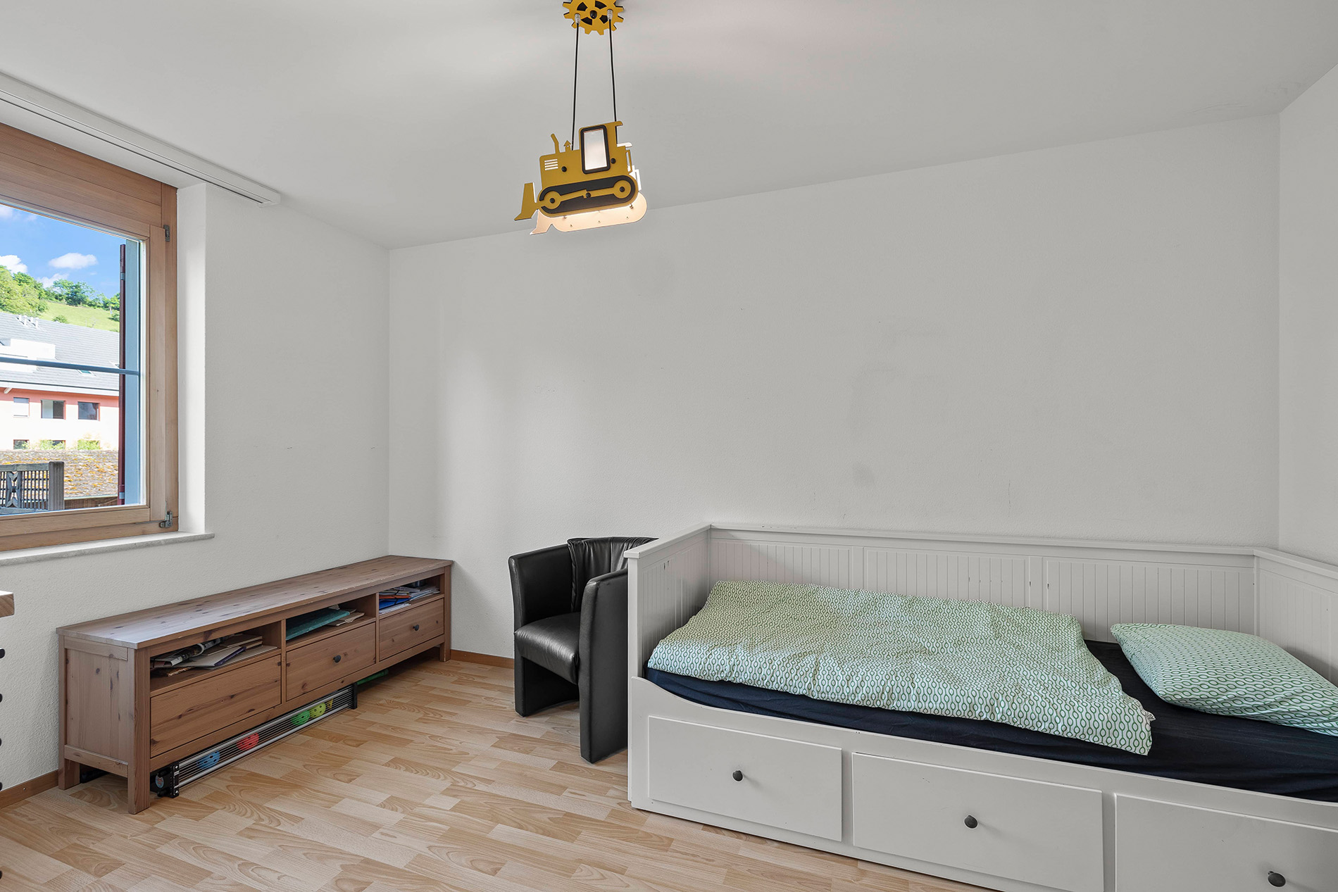 Kinderzimmer mit Einzelbett und Fenster